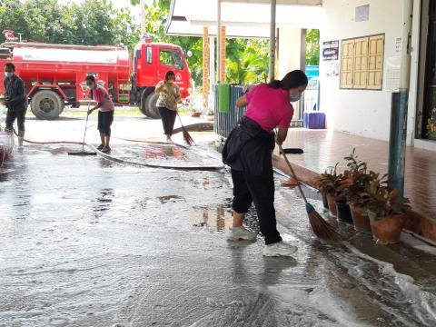 ทำความสะอาดสถานที่กักกันเพื่อป้องกันการแพร่ระบาดโรคโควิด 19