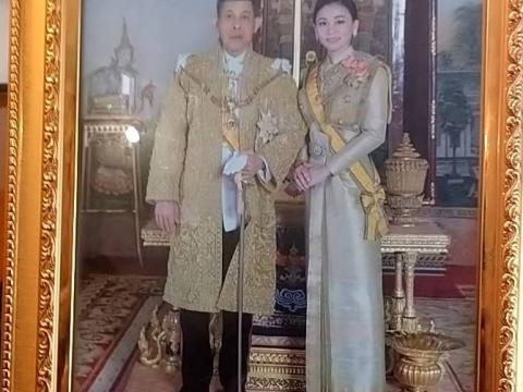 พิธีมอบพระบรมฉายาลักษณ์พระบาทสมเด็จพระเจ้าอยู่หัวฯ