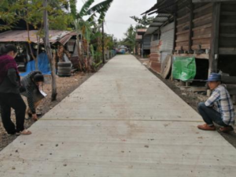 ก่อสร้างถนนคสล หมู่ที่ 5 สายบ้านนางอัม - บ้านนายเหือน