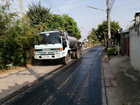ถนนคอนกรีตโดยลงผิวAsphaltic Concreteหมู่1บ้านตะโก สายบ้าน/บ้านโส