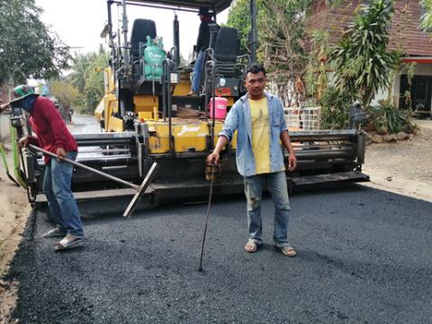 ถนนคอนกรีตโดยลงผิวAsphaltic Concreteหมู่1บ้านตะโก สายบ้าน/บ้านโส