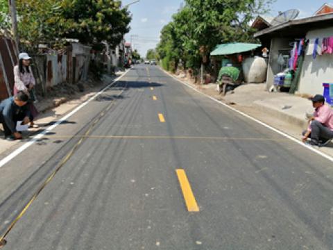 ถนนคอนกรีตโดยลงผิวAsphaltic Concreteหมู่1บ้านตะโก สายบ้าน/บ้านโส